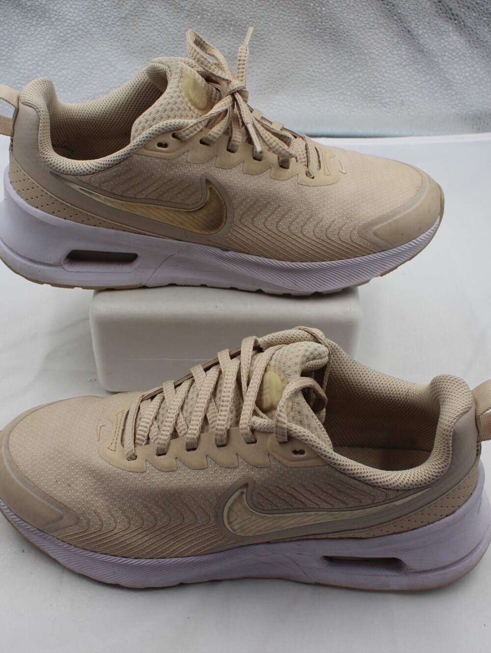 Nike Air Max Nuaxis Women's Size 8.5 Running Shoes Sneakers Sanddrift Grain
